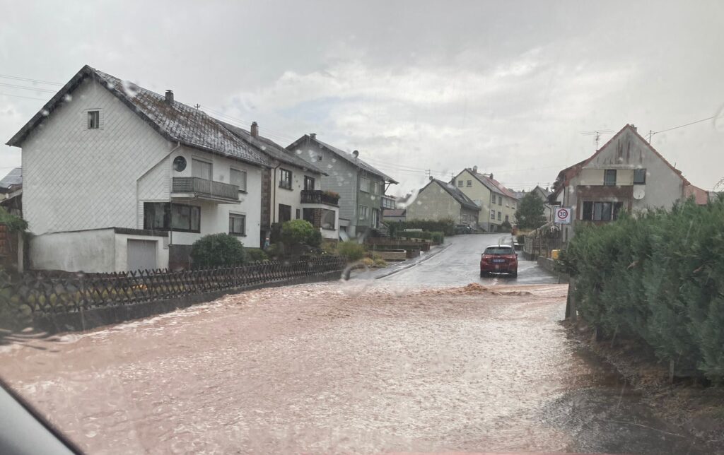 Starkes Unwetter Im Landkreis - Feuerwehr Musste Mehrmals Ausrücken ...